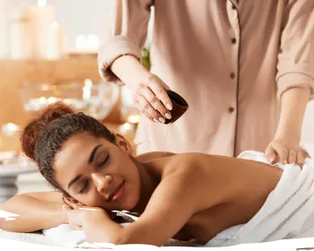 Guest receiving a warm oil head massage at Cynara spa